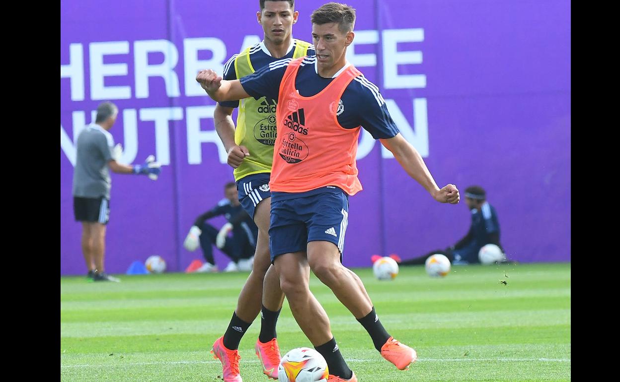 Alcaraz golpea un balón durante un entrenamiento de pretemporada. 