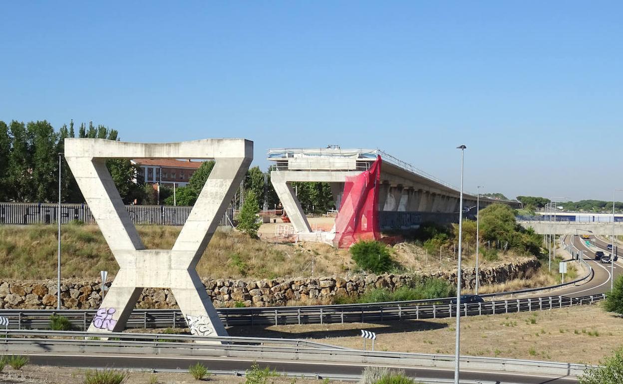 El viaducto de la variante ferroviaria llega ya al borde de la carretera de Madrid, a falta del tablero de 370 metros que unirá la vía con el túnel bajo el polígono de San Cristóbal. 