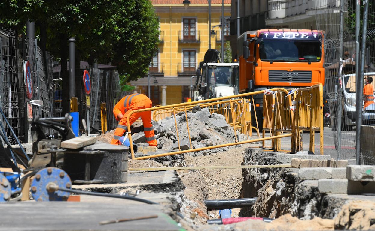 Los operarios están concluyendo la instalación de las nuevas tuberías de abastecimiento.