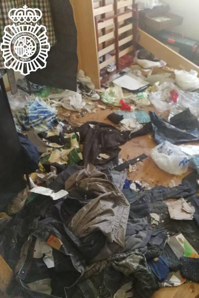 Los agentes encontraron basura esparcida por todas las habitaciones de la vivienda. 