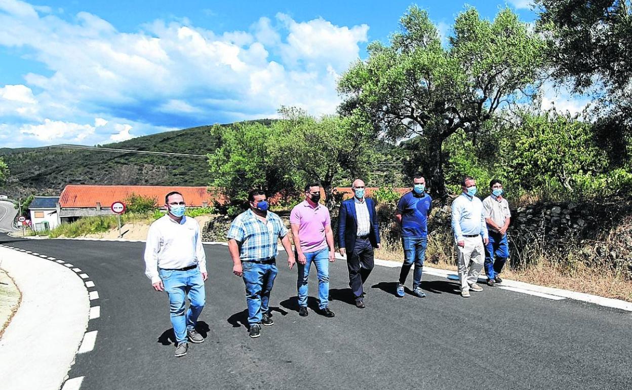 Representantes de la Diputación y de San Esteban de la Sierra y Los Santos en la carretera DSA-241. 