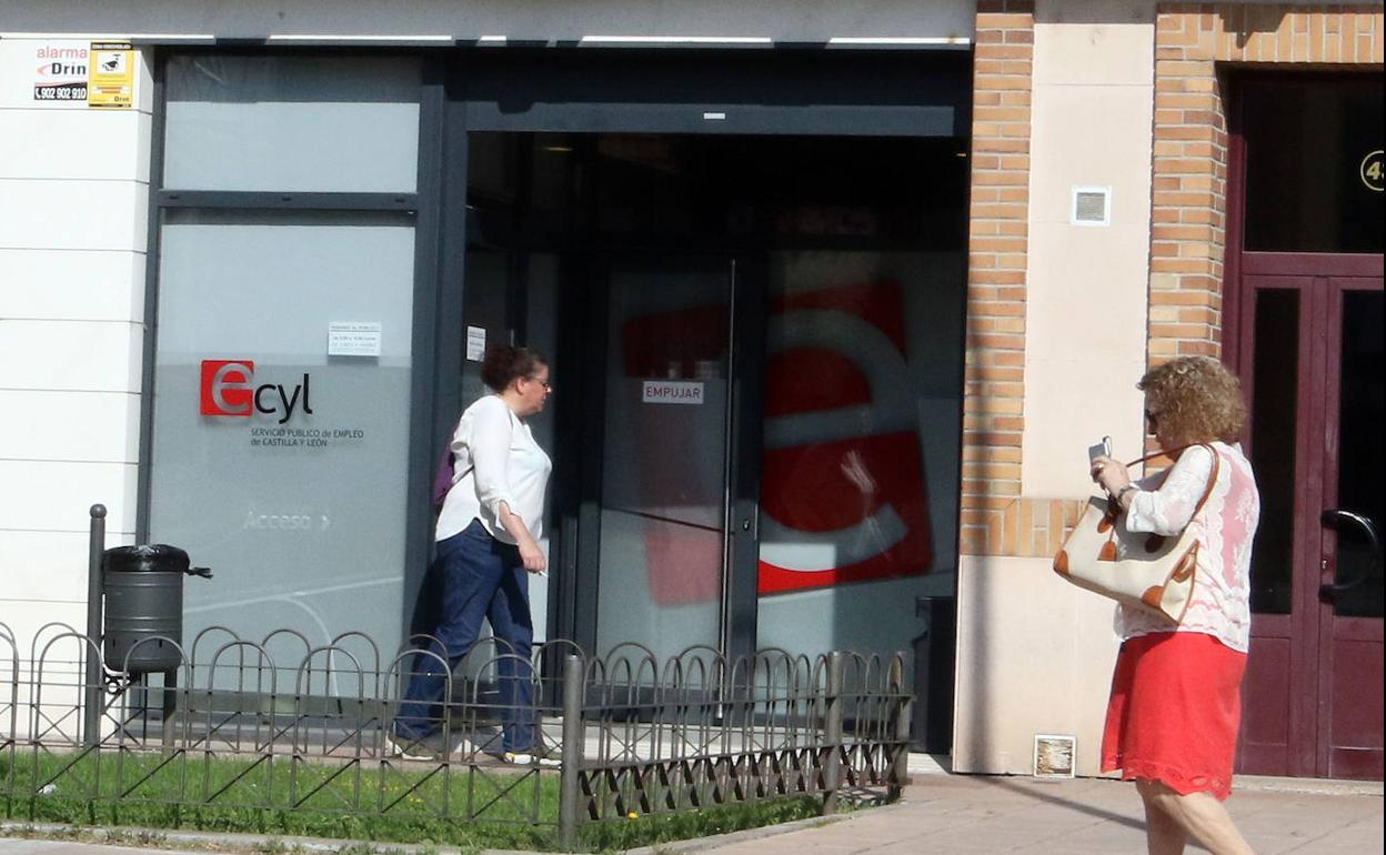 Entrada a la oficina del Ecyl en la capital segoviana. 