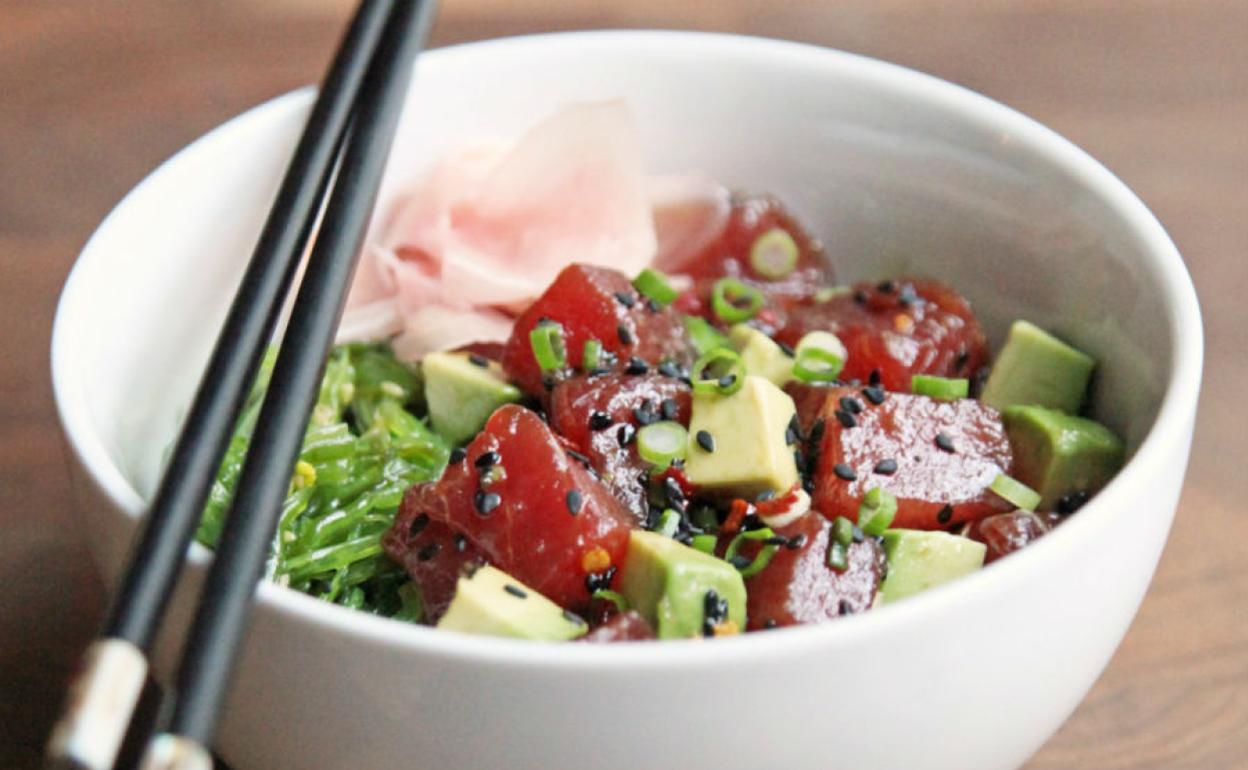 Poke de atún con algas y aguacate