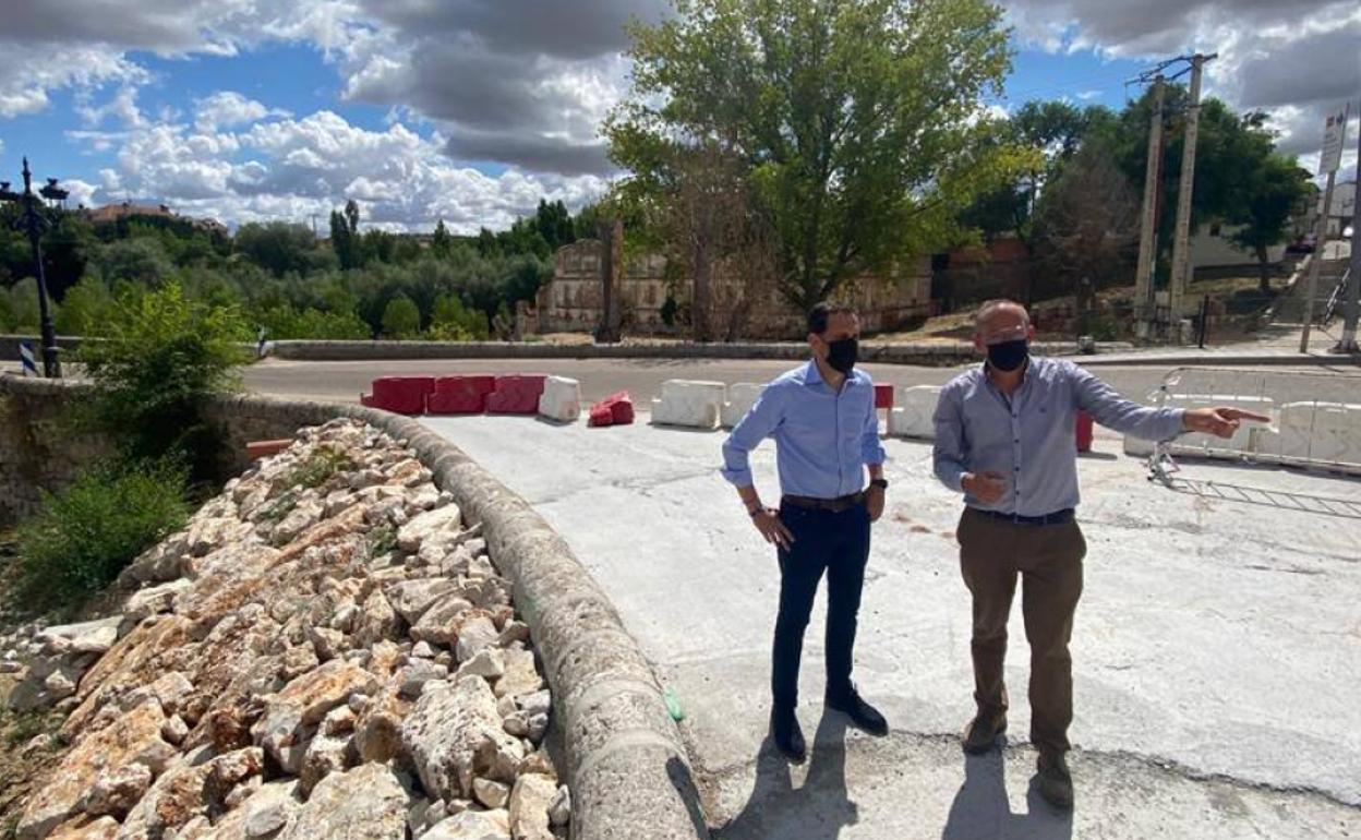 Conrado Íscar visita la localidad de Mojados acompañado por su alcalde. 