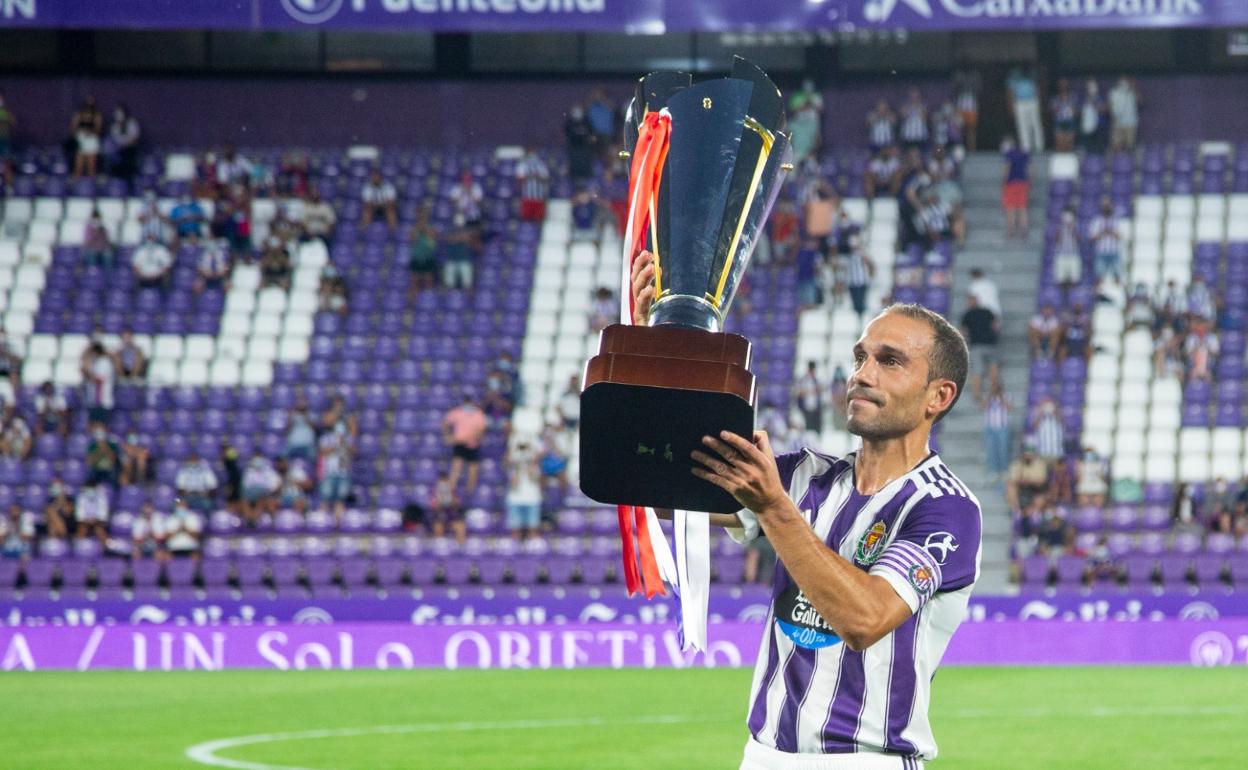 Nacho ofrece el trofeo a los aficionados desde el césped del estadio. 