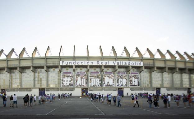 Galería. Imágenes del apoyo de los aficionados en José Zorrilla. 