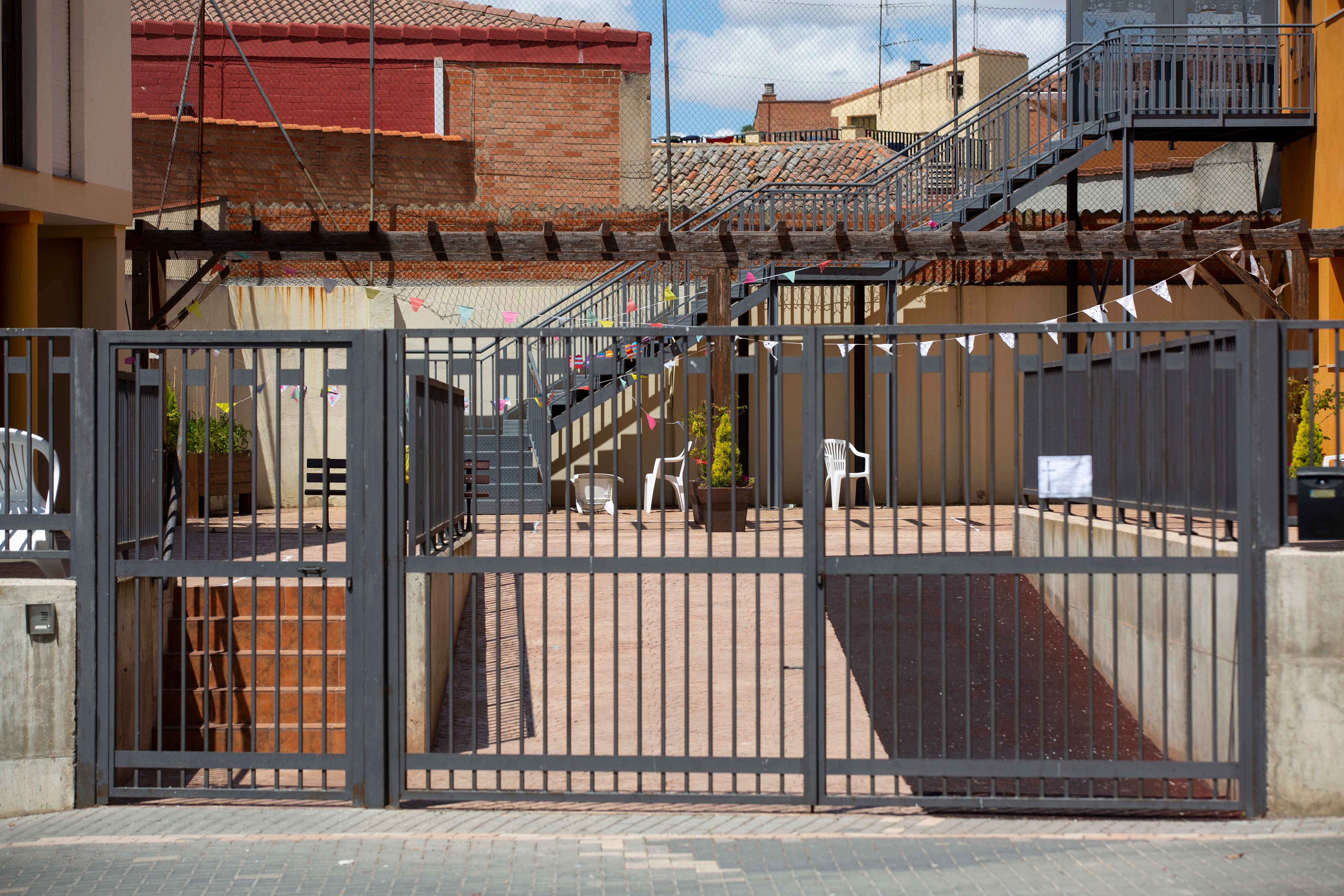 El patio de la residencia Ciudad de Dueñas, vacío y con restos de las actividades lúdicas previas al brote. En la verja, una esquela. 