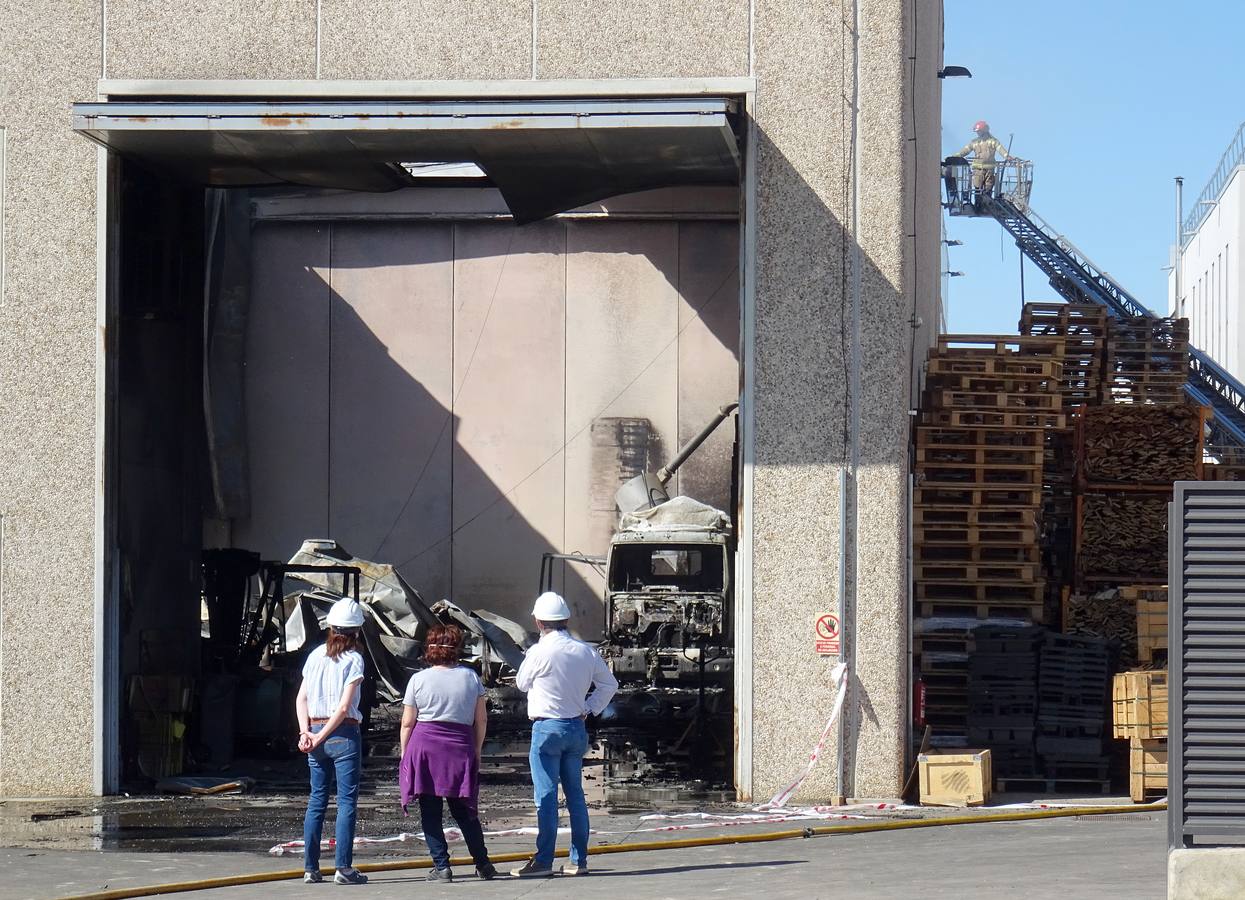 Fotos: Incendio en una empresa de palés del Polígono de San Cristóbal de Valladolid