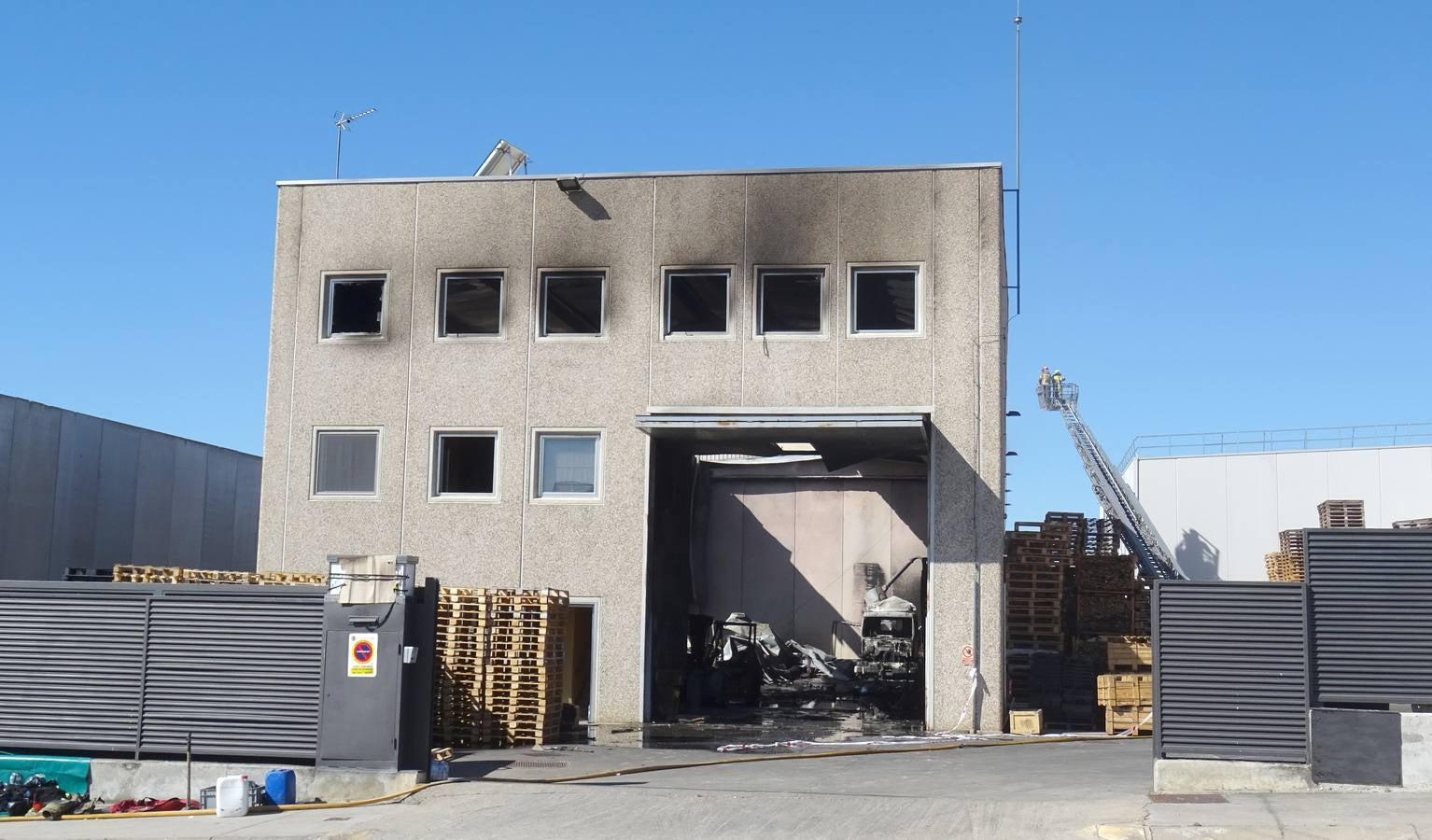 Fotos: Incendio en una empresa de palés del Polígono de San Cristóbal de Valladolid