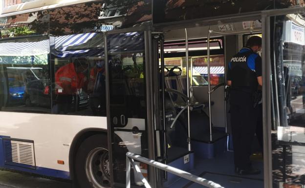 Los sanitarios atienden a la mujer dentro del autobús siniestrado. 