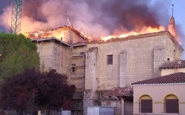 Palencia: Aparatoso incendio en el monasterio de Alconada de Ampudia