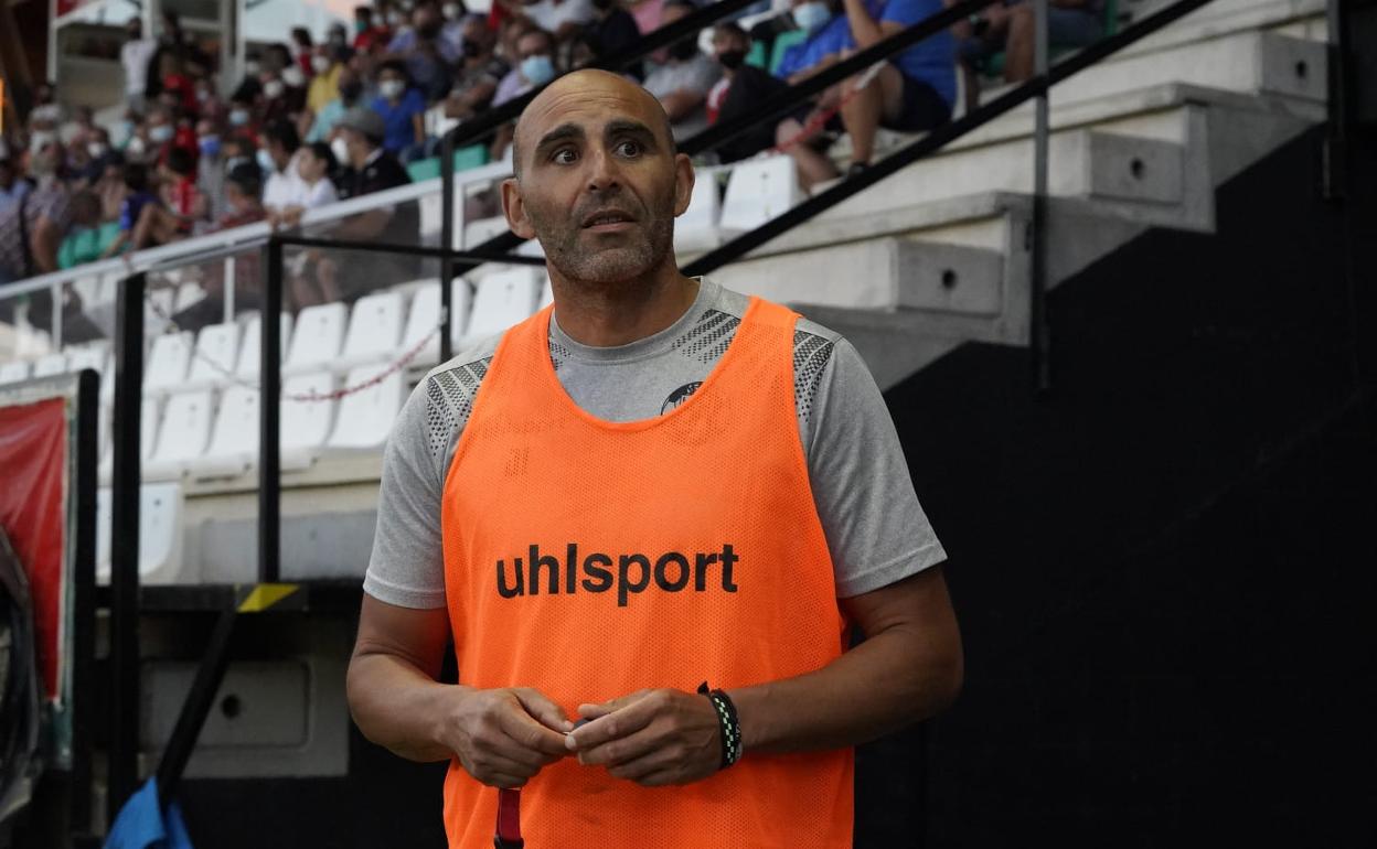 José Ignacio, preparador de porteros del Zamora, que acabó dirigiendo el partido. 
