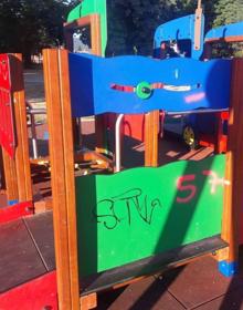 Imagen secundaria 2 - Arriba, los columpios rotos; abajo detalles de pintadas y daños provocados en dos instalaciones del parque. 