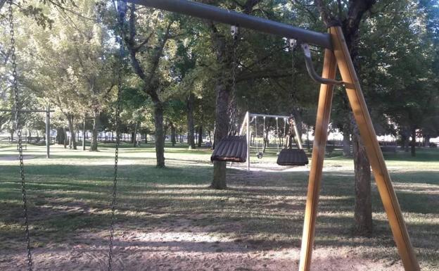 Imagen principal - Arriba, los columpios rotos; abajo detalles de pintadas y daños provocados en dos instalaciones del parque. 