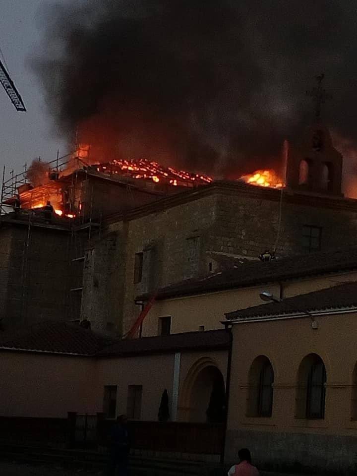 A partir de las 21 horas, se desató un incendio en el tejado del templo de Ampudia. 
