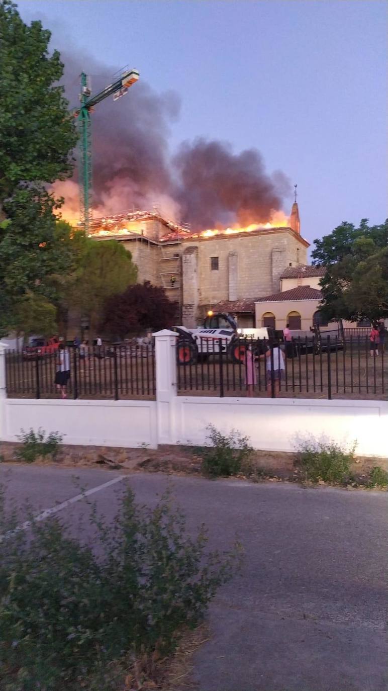 A partir de las 21 horas, se desató un incendio en el tejado del templo de Ampudia. 