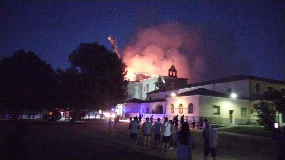 A partir de las 21 horas, se desató un incendio en el tejado del templo de Ampudia. 