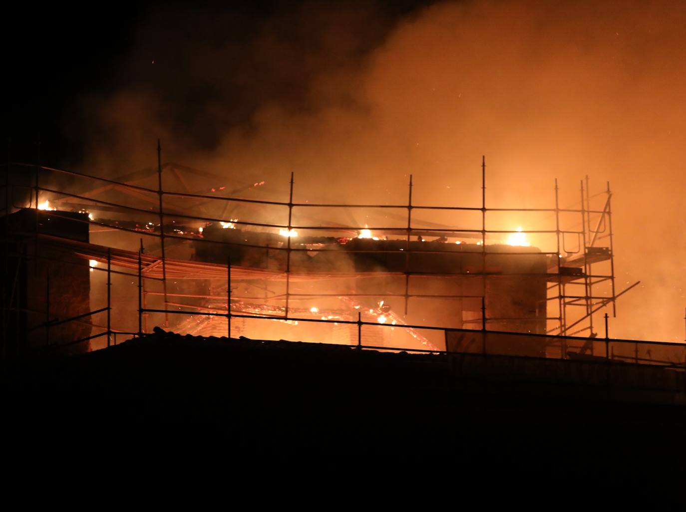 A partir de las 21 horas, se desató un incendio en el tejado del templo de Ampudia. 