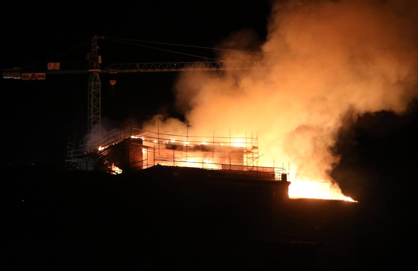 A partir de las 21 horas, se desató un incendio en el tejado del templo de Ampudia. 