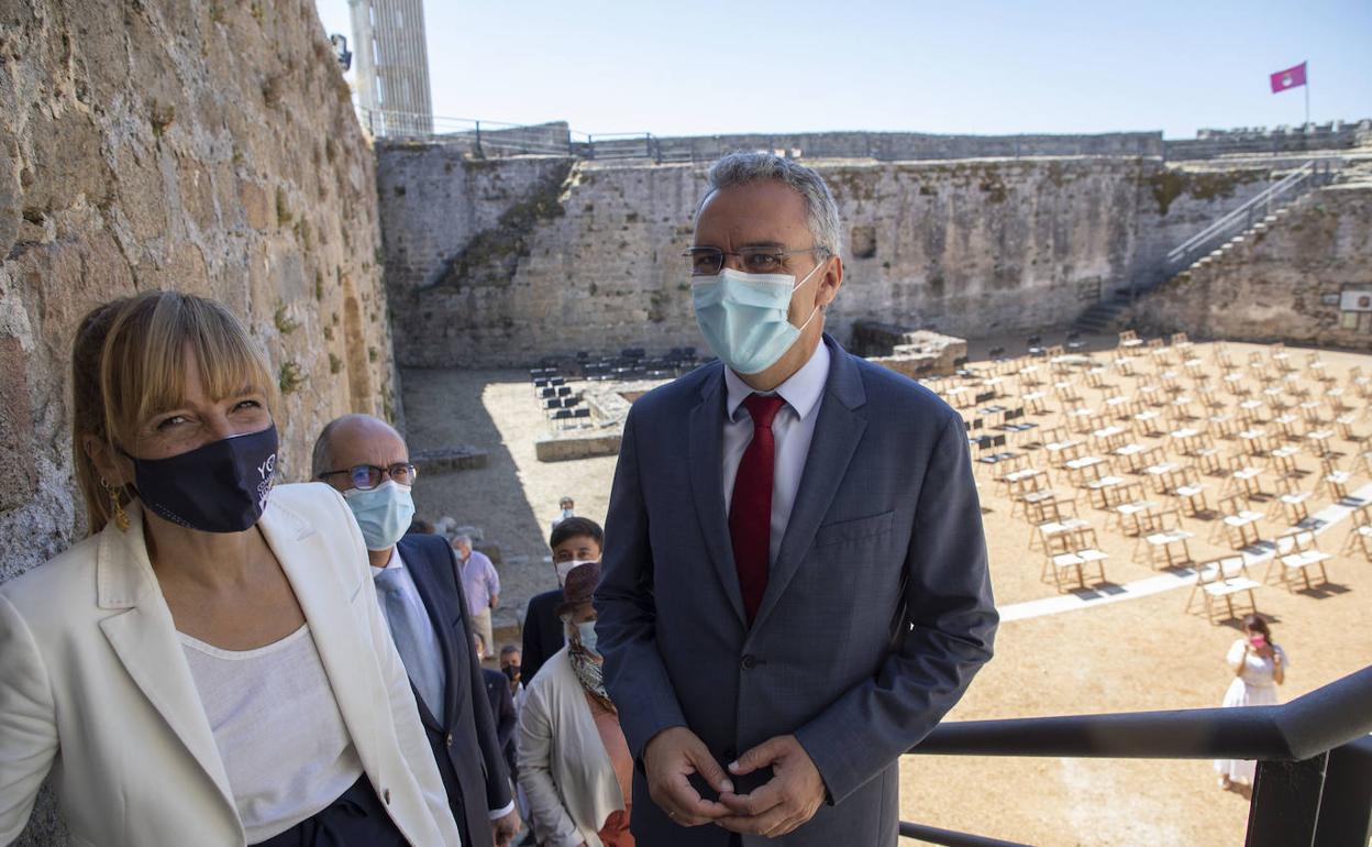 Izquierdo, junto a la alcaldesa de Ledesma y el presidente de la Diputación.