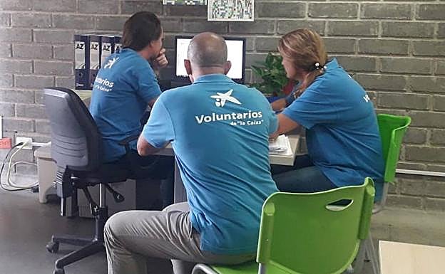 Voluntarios del programa CooperantesCaixa trabajando en remoto.