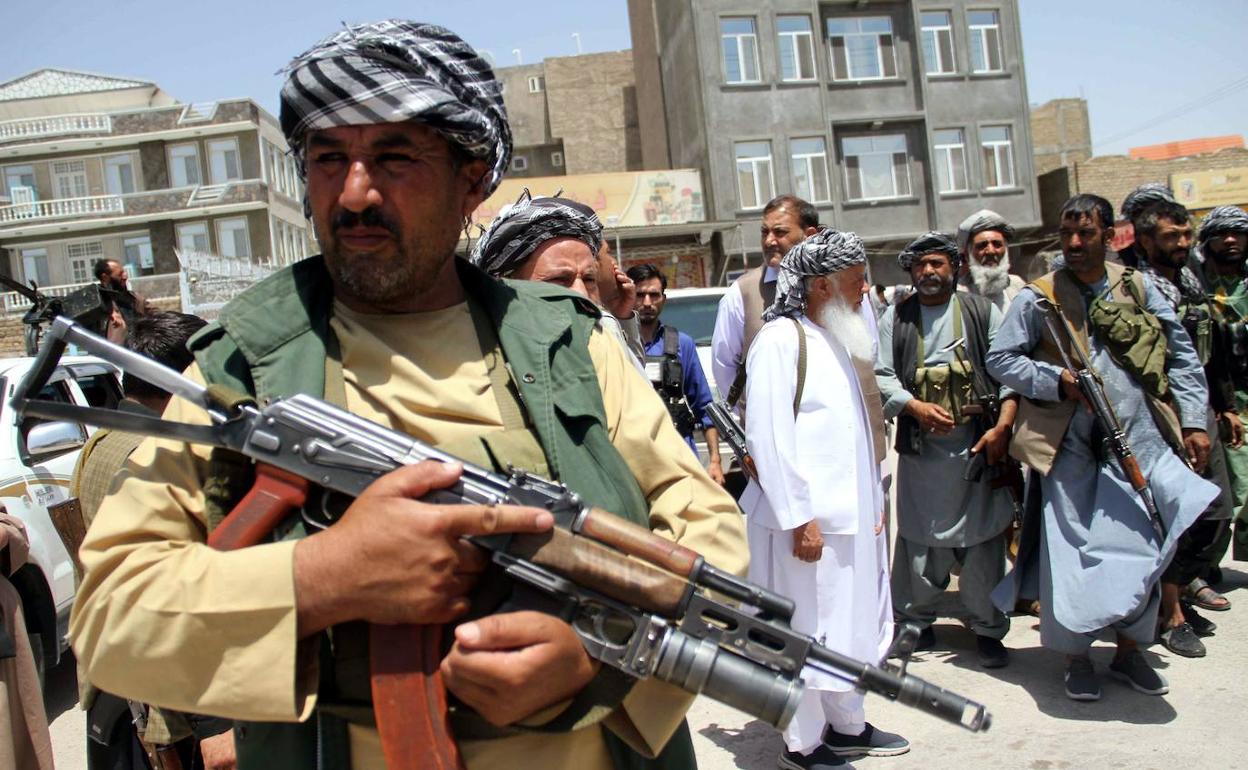 Combatientes talibanes en la localidad de Herat (Afghanistan).
