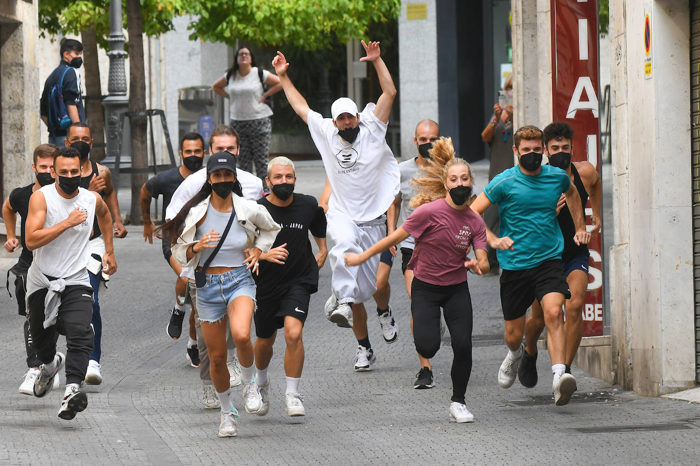 Imagen. Un grupo de bailarines corre por Guadamacileros en el inicio de la coreografía.