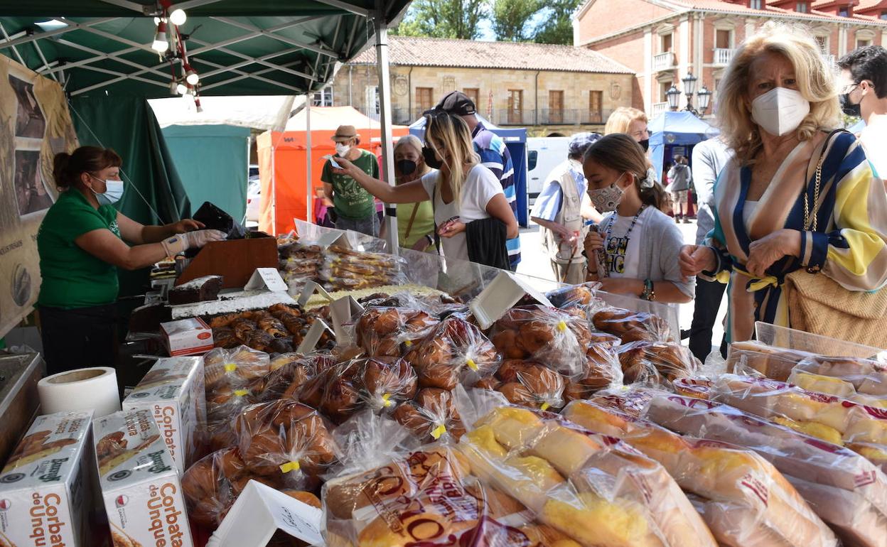 Visitantes en la Feria del Dulce de Aguilar.