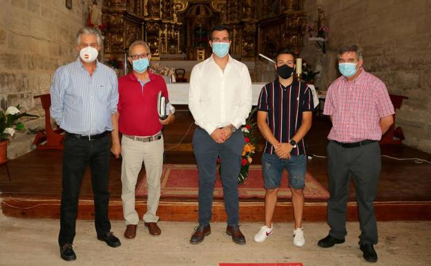 Autoridades municipales y párroco durante las fiestas de la Virgen de los Remedios de 2020.