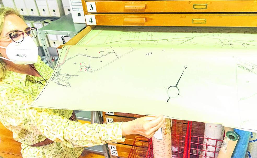 María Antonia Fernández muestra planos y mapas de fincas de la provincia.