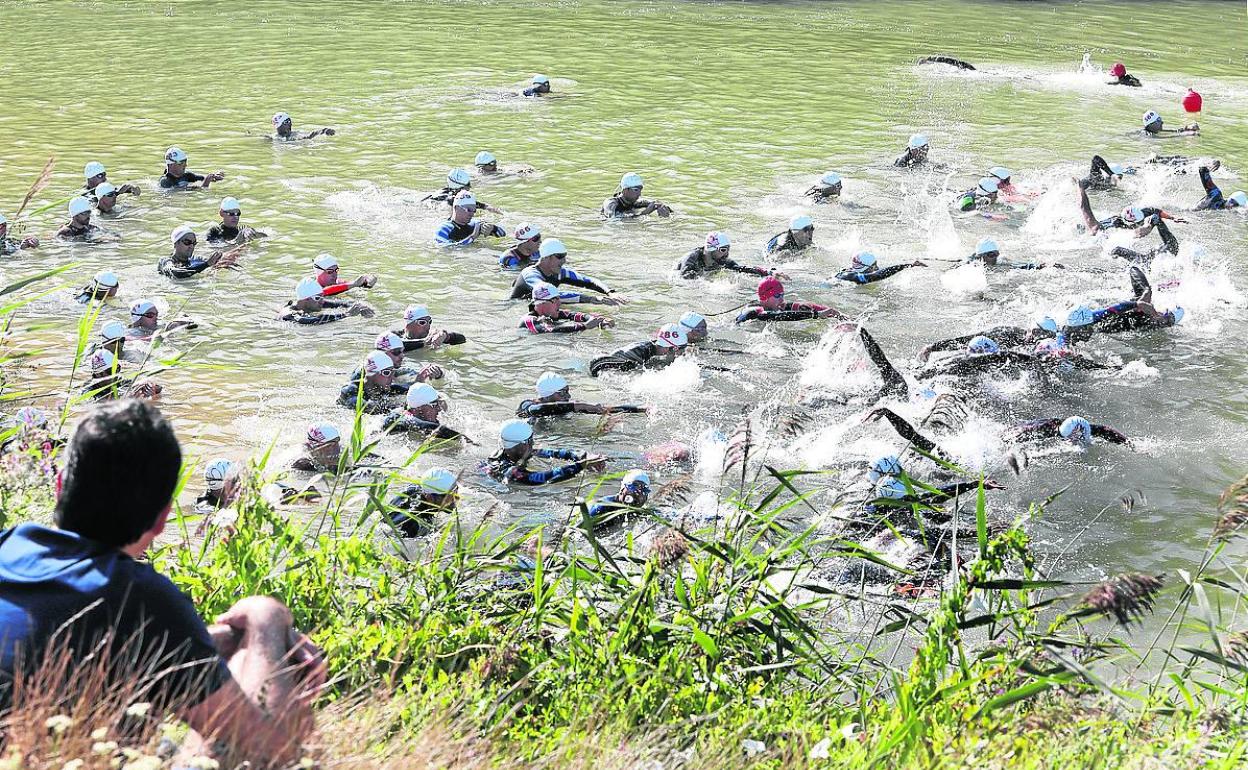 Los triatletas, durante la prueba a nado ayer en Astudillo.