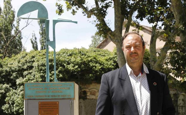 Luis Javier Gómez junto a la escultura en honor a las víctimas de la covid..
