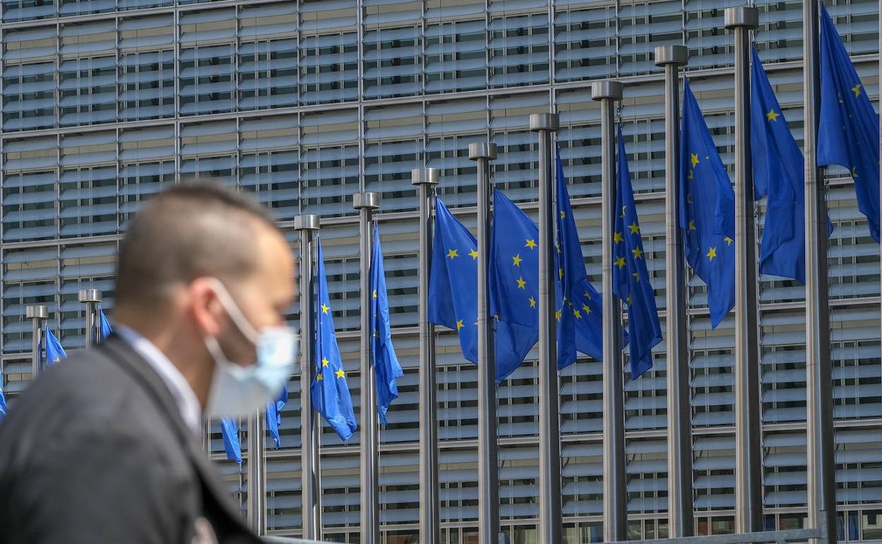 Un hombre ante la sede de la Comisión Europea en Bruselas.