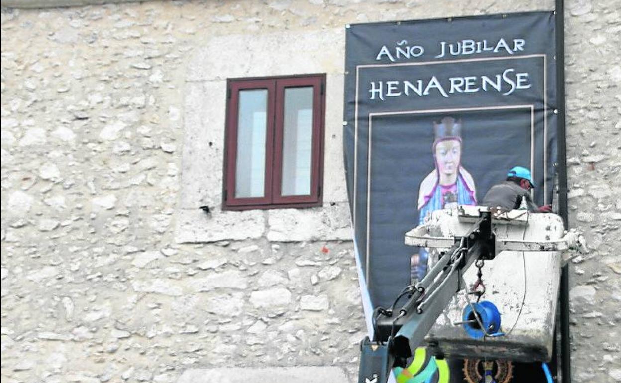 Un operario cuelga un cartel en el santuario. 