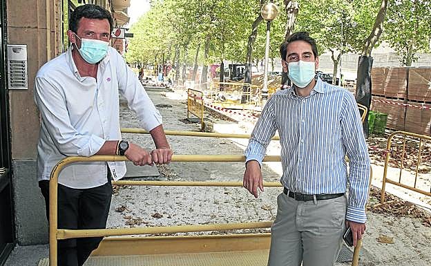 Javier Carretero, a la izquierda, y el concejal de Obras y Servicios, Miguel Merino, delante de las obras de la avenida de la Constitución. 