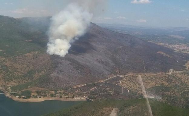 Ávila: Una reproducción en el incendio de El Tiemblo provoca la reactivación de cuatro medios aéreos