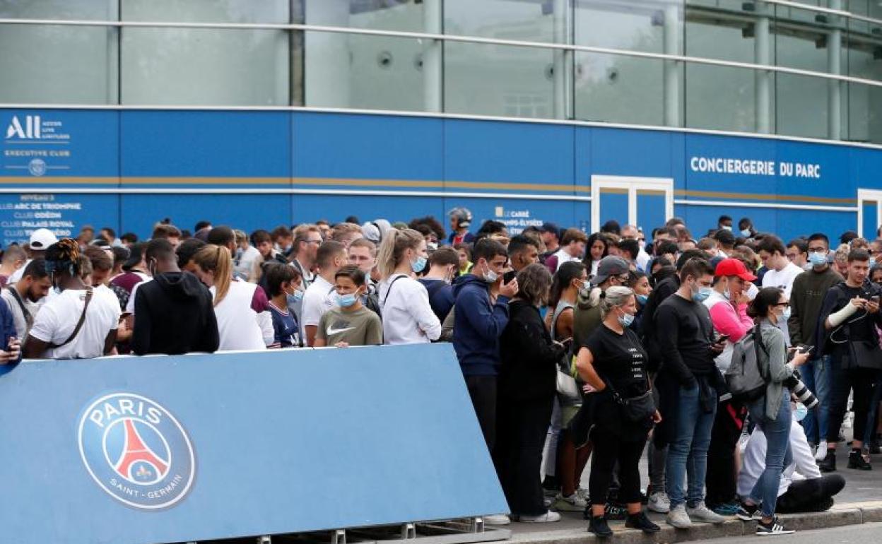 Aficionados del PSG esperan la llegada de Messi en el Parque de los Príncipes. 