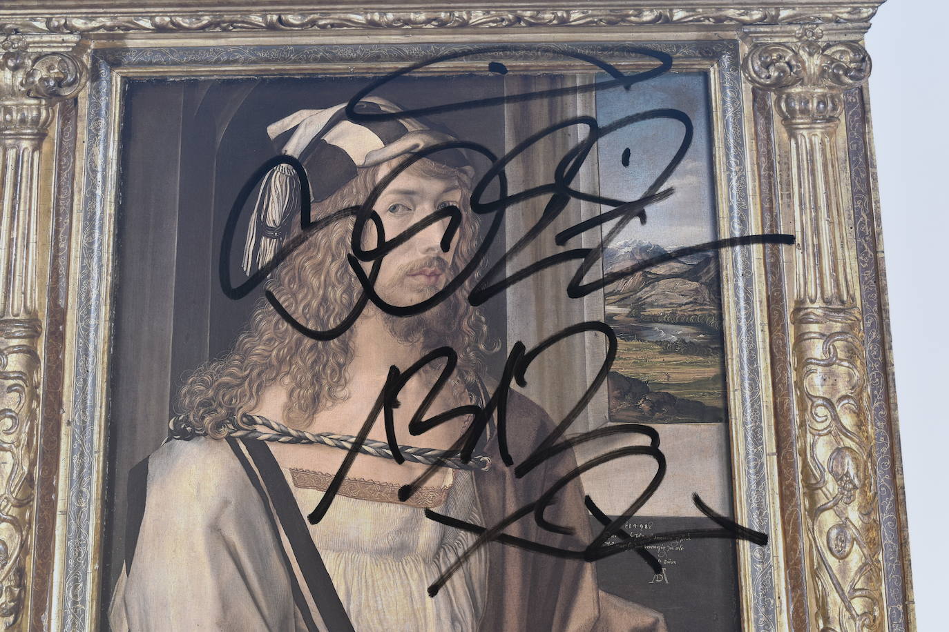 Fotos: Indignación en Aguilar por las pintadas de la exposición del Museo del Prado