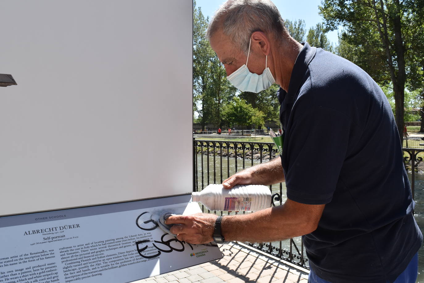 Fotos: Indignación en Aguilar por las pintadas de la exposición del Museo del Prado