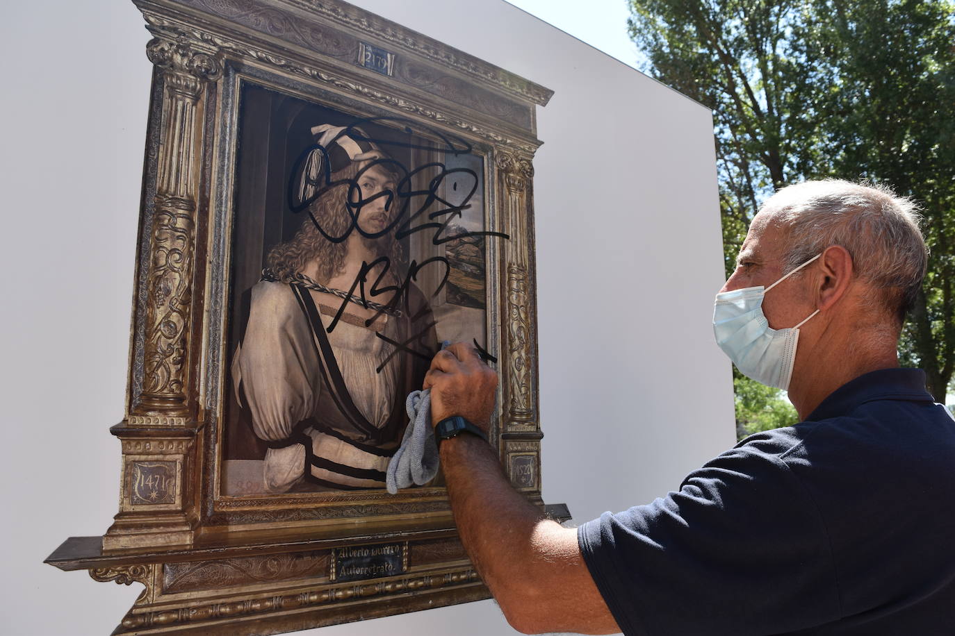 Fotos: Indignación en Aguilar por las pintadas de la exposición del Museo del Prado