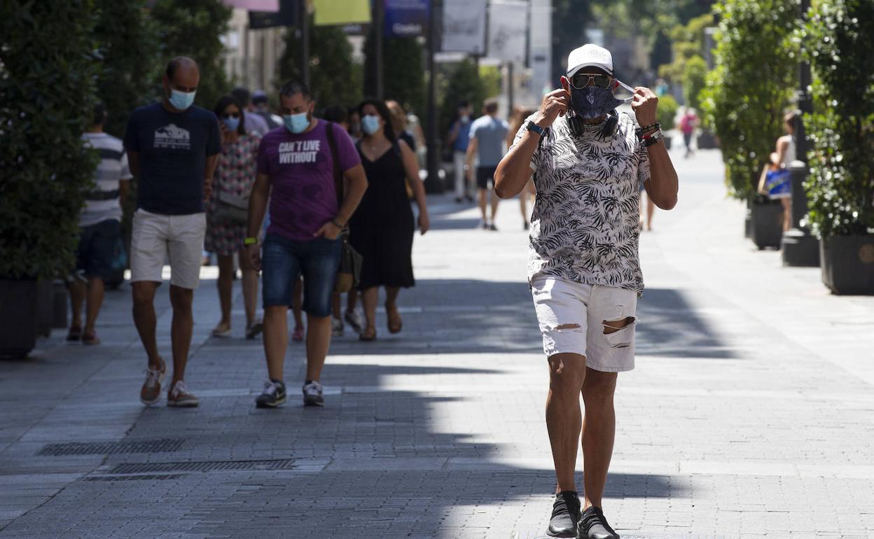 Varias personas caminan por la calle Santiago, buscando la sombra con más de 30 grados. 