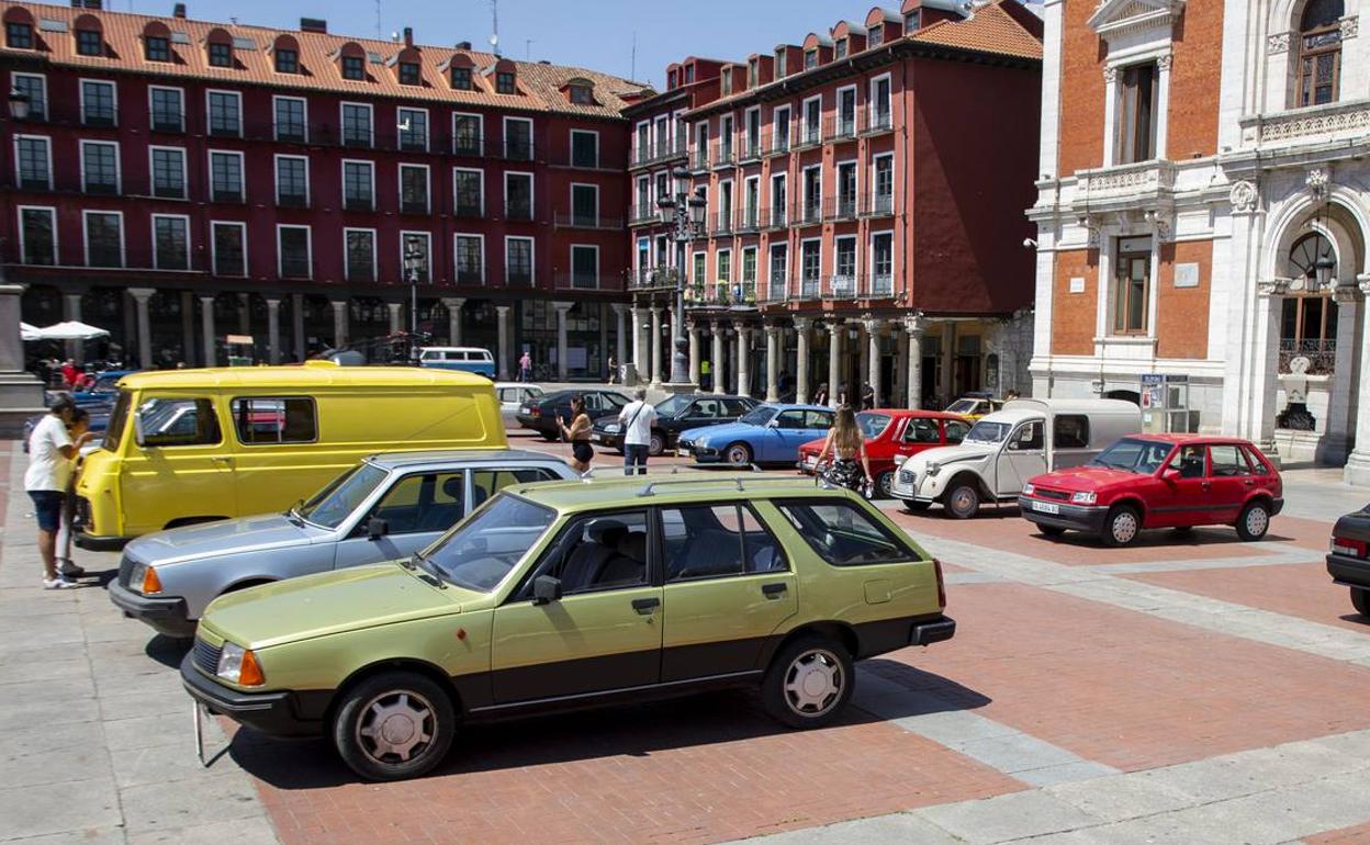 Los vehículos aparcados en la Plaza Mayor. 