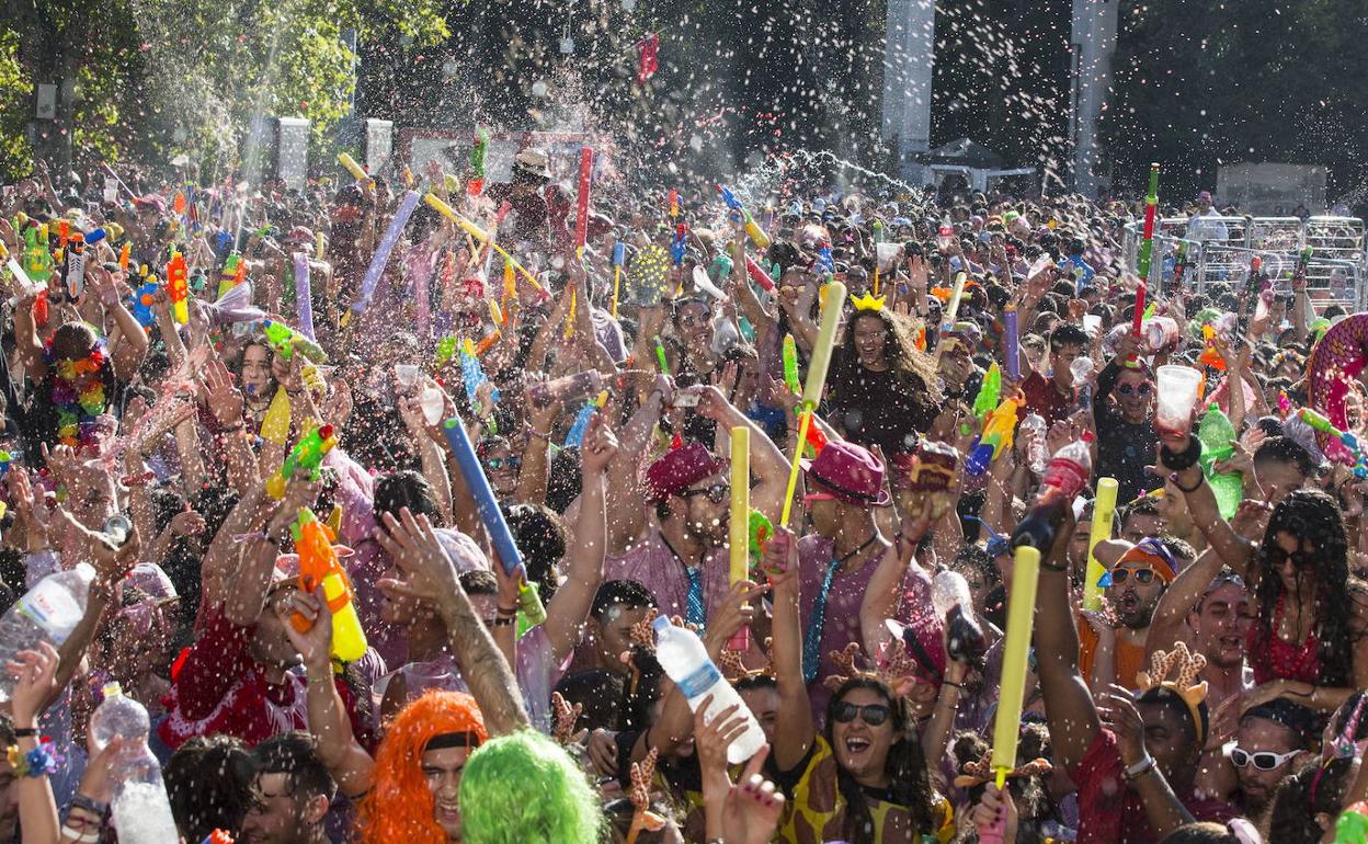 Desfile de peñas en las fiestas de 2019. 