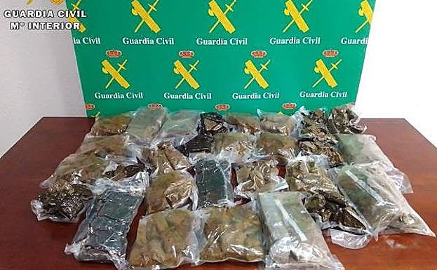 El hachís encontrado en el doble fondo.