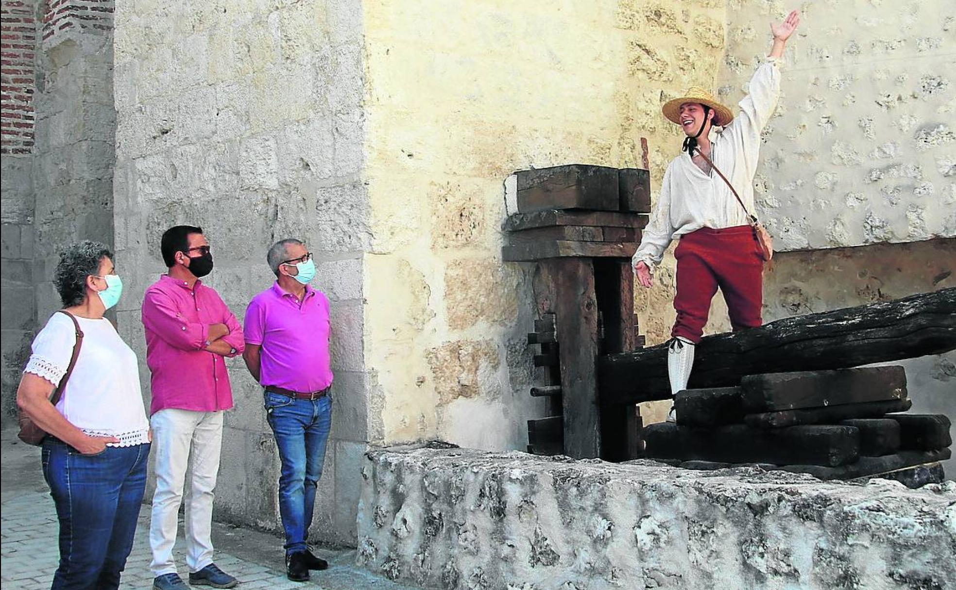 Un momento de la representación, en plena ruta. 