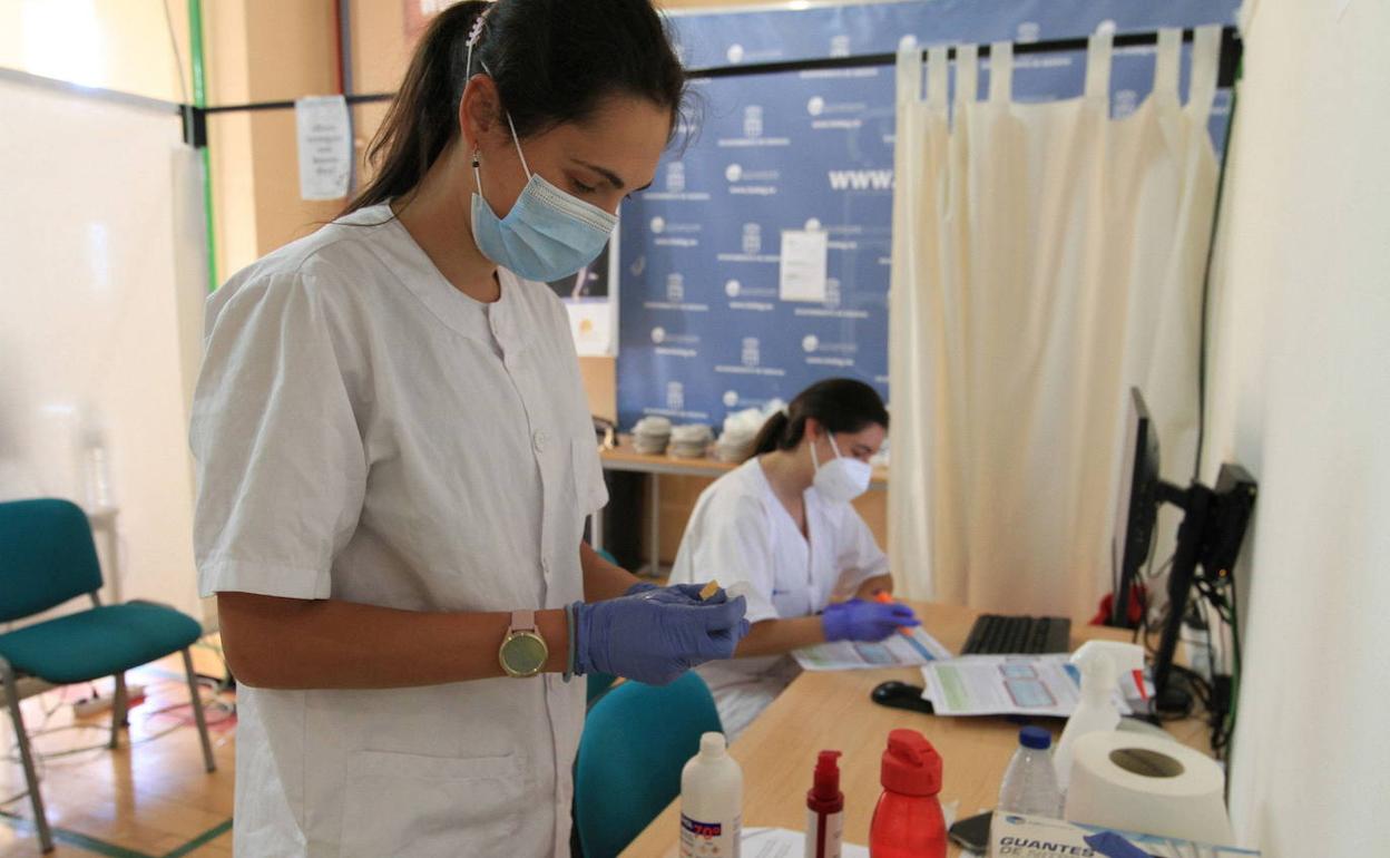 Personal sanitario en los puestos de vacunación preparando dosis de antivirales contra la covid. 