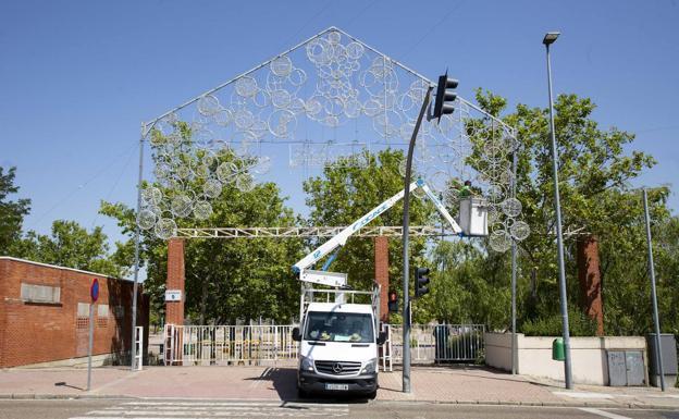 Comienza la instalación de 34.000 puntos de luz en el Real de la Feria para los carruseles de las fiestas de Valladolid