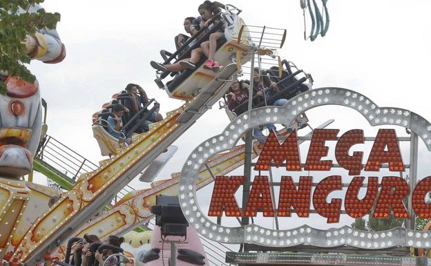 Instalación de arcos luminosos en el Real de la Feria, que acogerá los carruseles. 