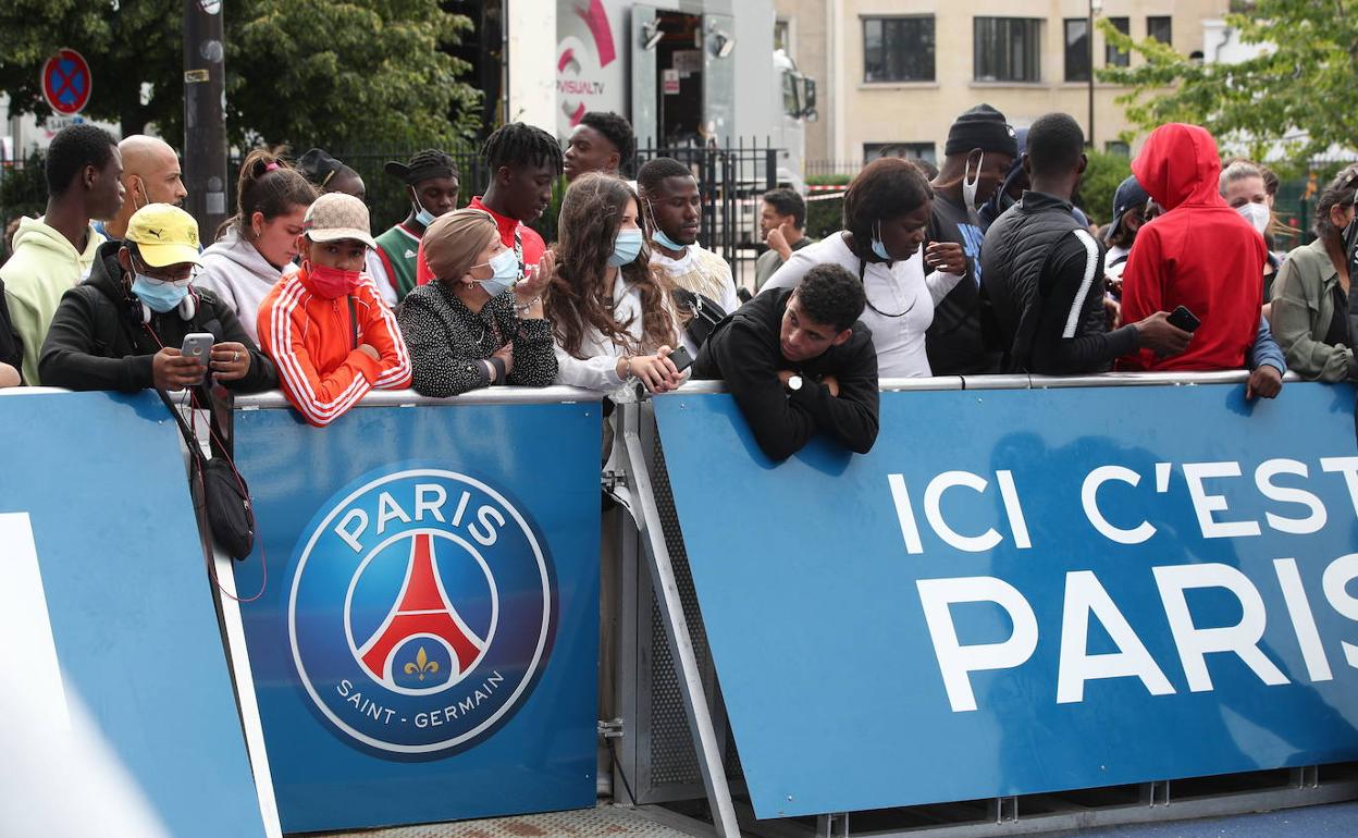 Seguidores del PSG esperan la llegada de Messi a París.