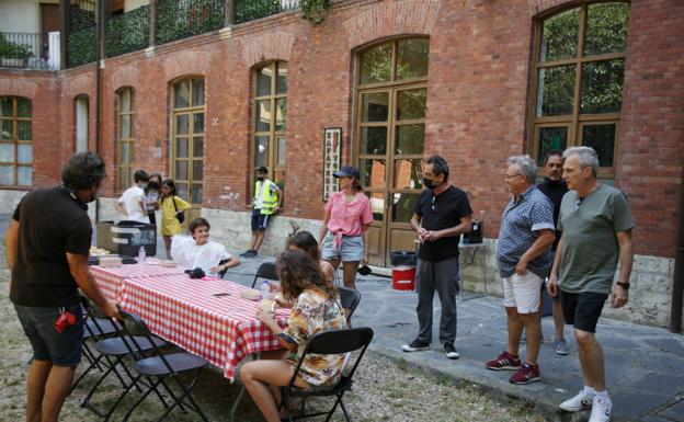 Imagen principal - Hombres G visita el rodaje de la película 'Voy a pasármelo bien', en Valladolid. 